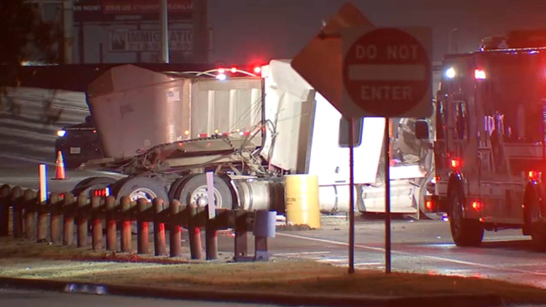 18-Wheeler Jackknife Blocks Multiple I-45 Gulf Freeway Northbound Lanes at Telephone Road