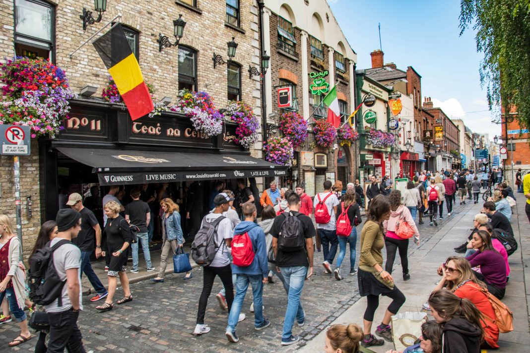 U2 Welcomes Taylor Swift to Dublin with Flowers and a Card