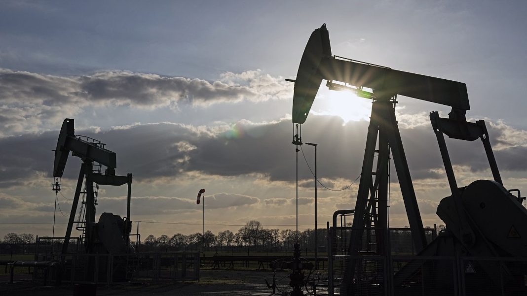 Oil Prices Fall as Dollar Strengthens: Market Update