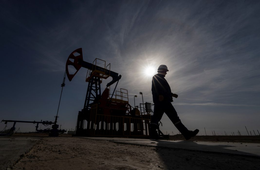 Oil Prices Fluctuate: U.S. Crude Falls, Brent Crude Rises - Market Update