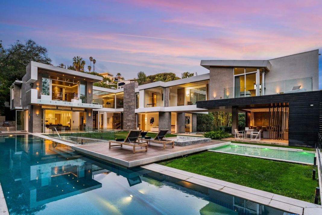 Ben Affleck and Jennifer Lopez's Overpriced Mansion Could Result in a $25 Million Loss